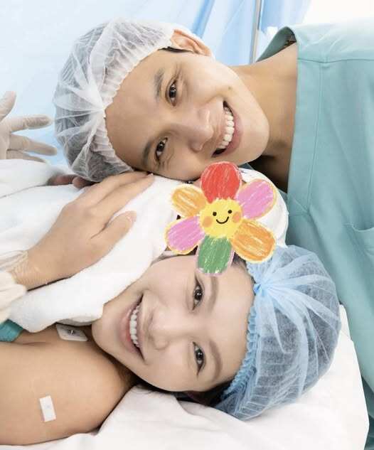 Chồng Á hậu Chế Nguyễn Quỳnh Châu cẩn thận xem hình trên điện thoại trước khi nhận con từ điều dưỡng bệnh viện - 7