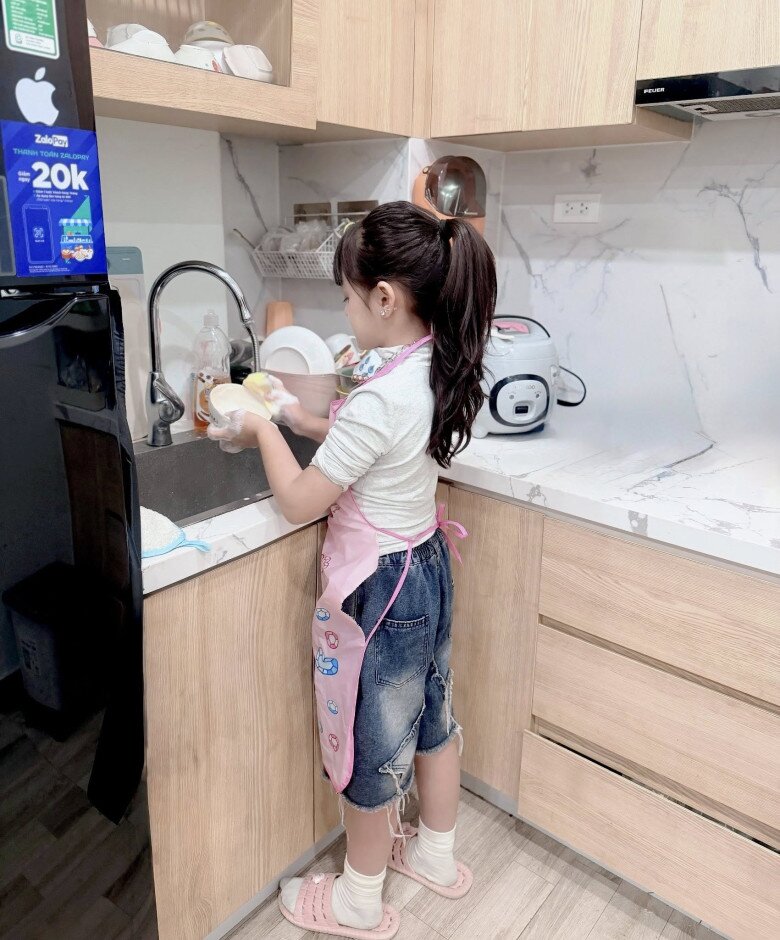 Bé gái HN chuyên đóng vai chính phim giờ vàng VTV vì quá xinh, mẹ ruột nói về vết bớt đặc biệt trên mặt con - 14