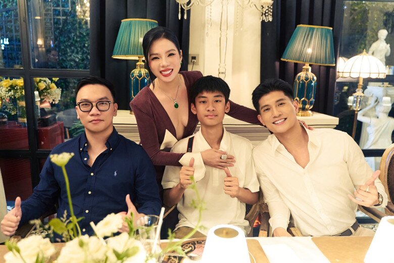 Lệ Quyên làm sinh nhật đầy xa hoa cho con trai ở nhà hàng: Bàn tiệc dài kín phòng, 2 chiếc bánh kem cầu kì - 9