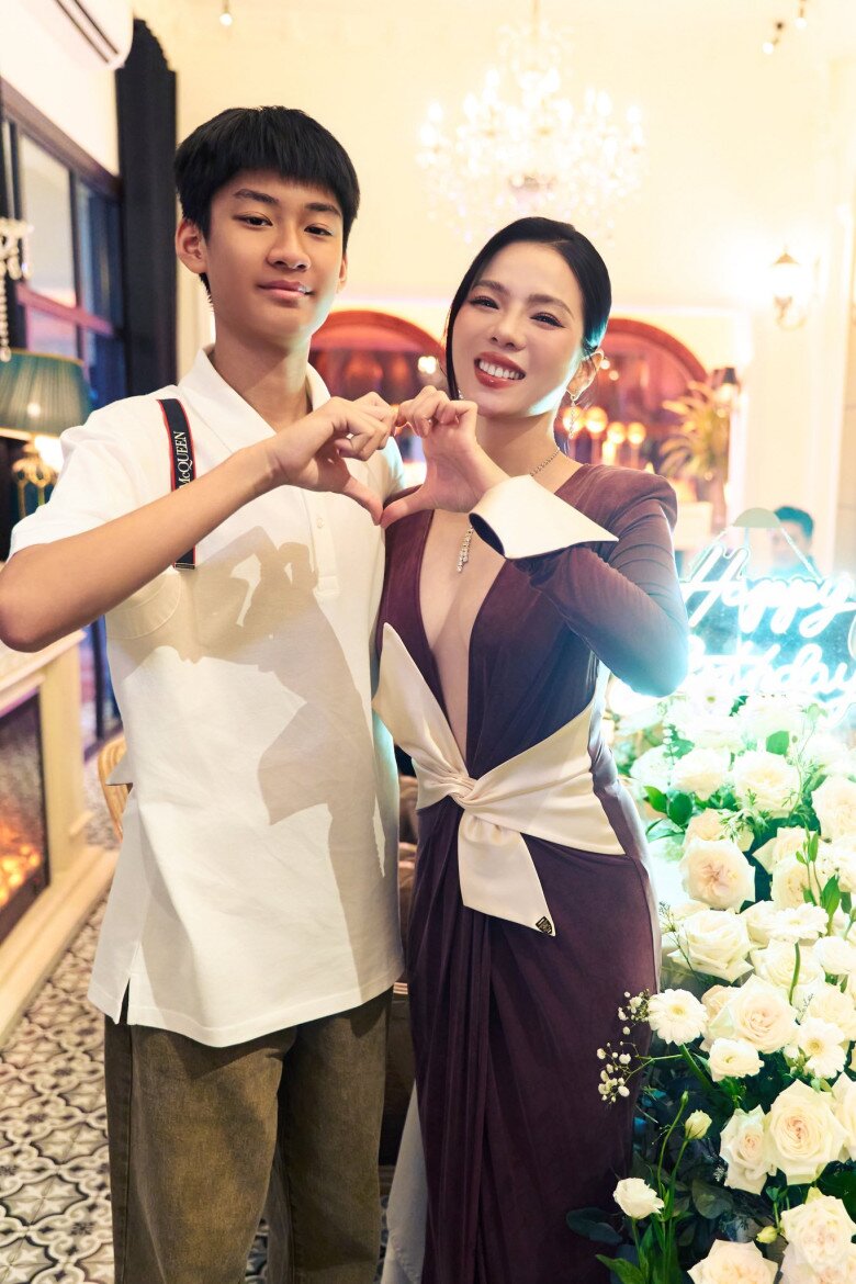 Lệ Quyên làm sinh nhật đầy xa hoa cho con trai ở nhà hàng: Bàn tiệc dài kín phòng, 2 chiếc bánh kem cầu kì - 4
