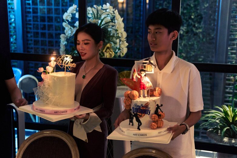 2 mẹ con cùng dịp nên tổ chức chung sinh nhật, với 2 chiếc bánh kem lớn theo sở thích riêng của từng người, cầu kì và đẹp mắt.