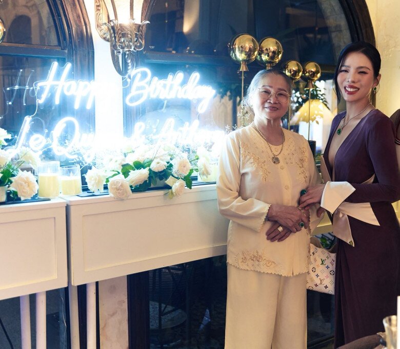 Lệ Quyên làm sinh nhật đầy xa hoa cho con trai ở nhà hàng: Bàn tiệc dài kín phòng, 2 chiếc bánh kem cầu kì - 8