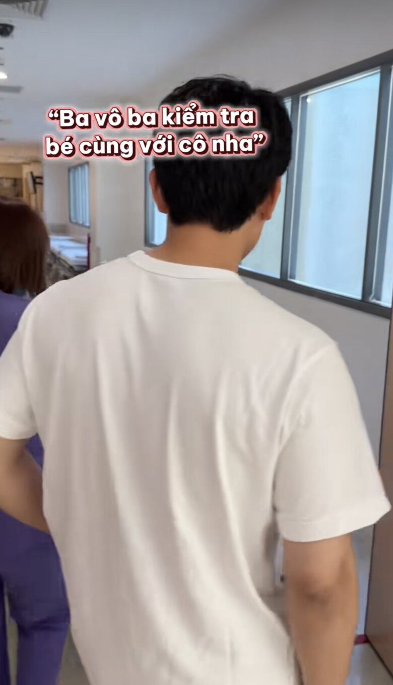 Chồng Á hậu Chế Nguyễn Quỳnh Châu cẩn thận xem hình trên điện thoại trước khi nhận con từ điều dưỡng bệnh viện - 1