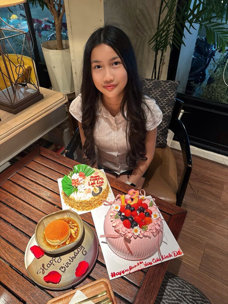 Sinh nhật tuổi 13, con gái hot mom Ốc Thanh Vân - Cola được gia đình tổ chức tại nhà hàng, sang trọng và đầm ấm.