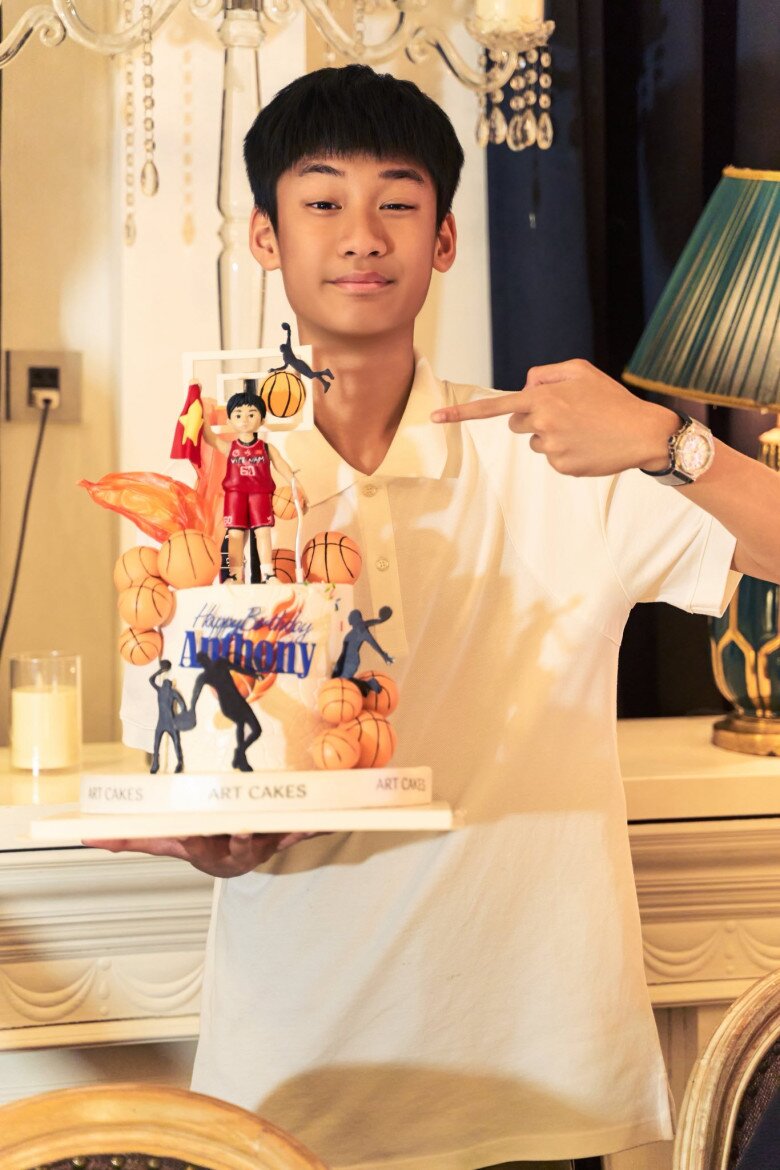 Lệ Quyên làm sinh nhật đầy xa hoa cho con trai ở nhà hàng: Bàn tiệc dài kín phòng, 2 chiếc bánh kem cầu kì - 1