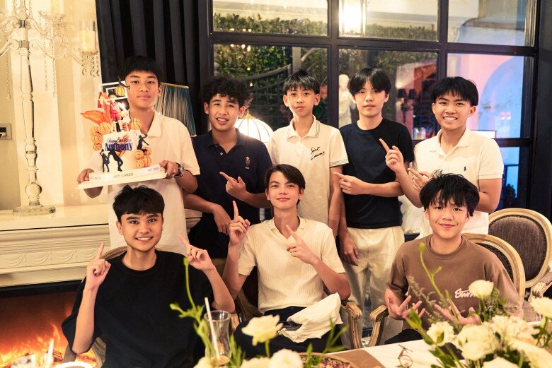 Lệ Quyên làm sinh nhật đầy xa hoa cho con trai ở nhà hàng: Bàn tiệc dài kín phòng, 2 chiếc bánh kem cầu kì - 6