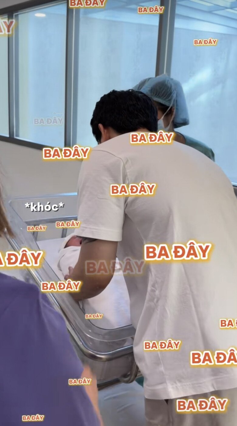 Chồng Á hậu Chế Nguyễn Quỳnh Châu cẩn thận xem hình trên điện thoại trước khi nhận con từ điều dưỡng bệnh viện - 3