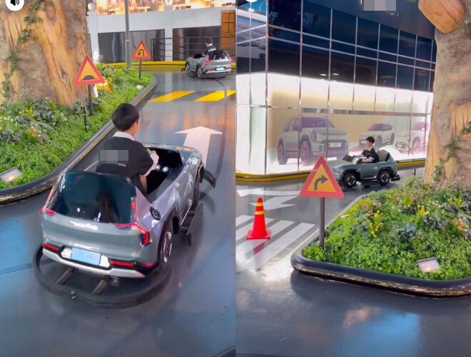 Cậu nhóc thích thú với trò chơi xe điện.