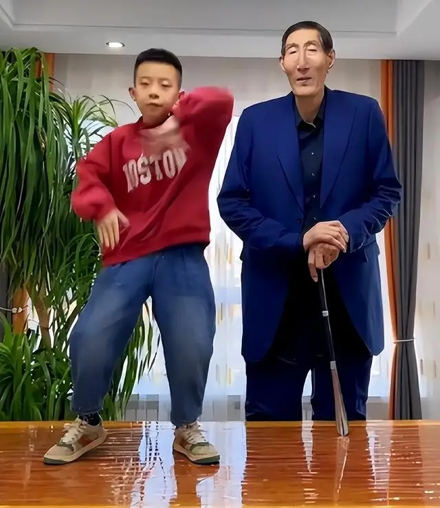 Cãi lời bác sĩ, thiếu nữ có bầu với ông lão amp;#34;khổng lồamp;#34; 56 tuổi, giờ nhìn con trai 17 tuổi ai cũng xuýt xoa - 9