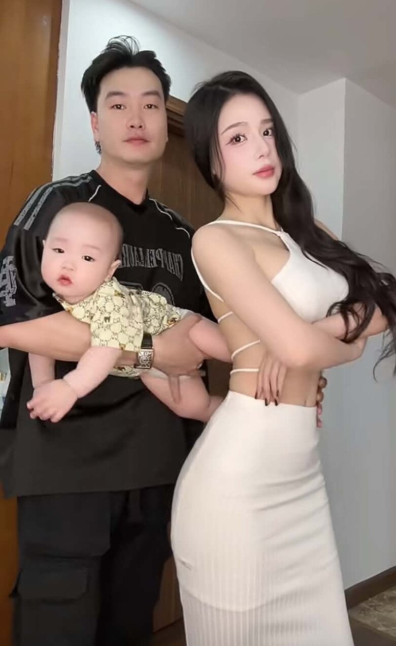 Hot mom 1999 được nhiều người quan tâm khi sở hữu nhan sắc và vóc dáng mẹ 1 con trông mòn con mắt.