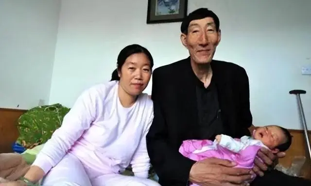 Cãi lời bác sĩ, thiếu nữ có bầu với ông lão amp;#34;khổng lồamp;#34; 56 tuổi, giờ nhìn con trai 17 tuổi ai cũng xuýt xoa - 4