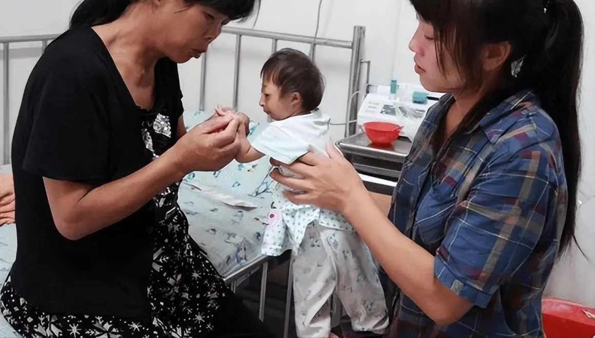 Sinh con có ngoại hình khác lạ được hỏi mua với giá 200 triệu, người mẹ nghèo quyết giữ con và hạnh phúc sau 17 năm - 3