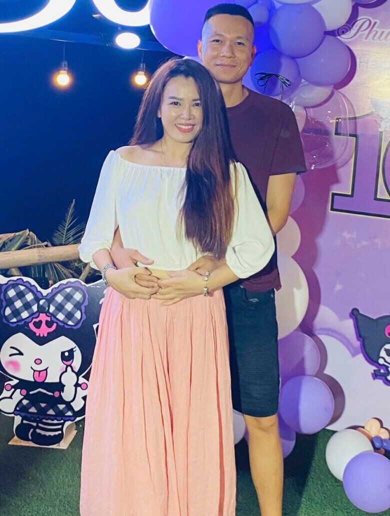 Chị Xuân Hà và con trai.