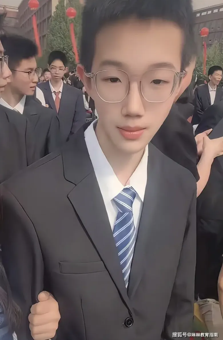Nhiều người không tin cô trẻ thế mà đã có con trai lớn học lớp 12.
