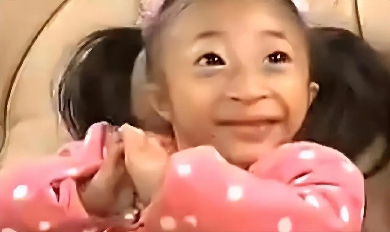 Sinh con có ngoại hình khác lạ được hỏi mua với giá 200 triệu, người mẹ nghèo quyết giữ con và hạnh phúc sau 17 năm - 9