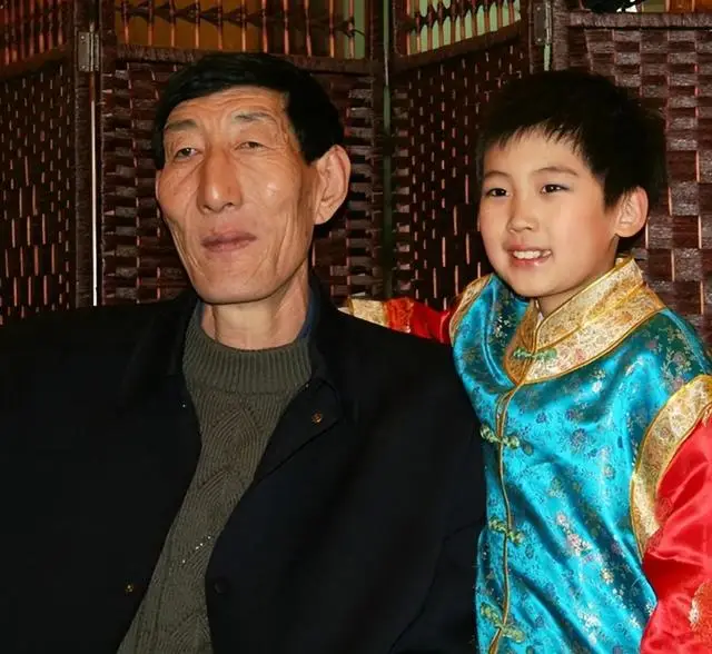 Cãi lời bác sĩ, thiếu nữ có bầu với ông lão amp;#34;khổng lồamp;#34; 56 tuổi, giờ nhìn con trai 17 tuổi ai cũng xuýt xoa - 6