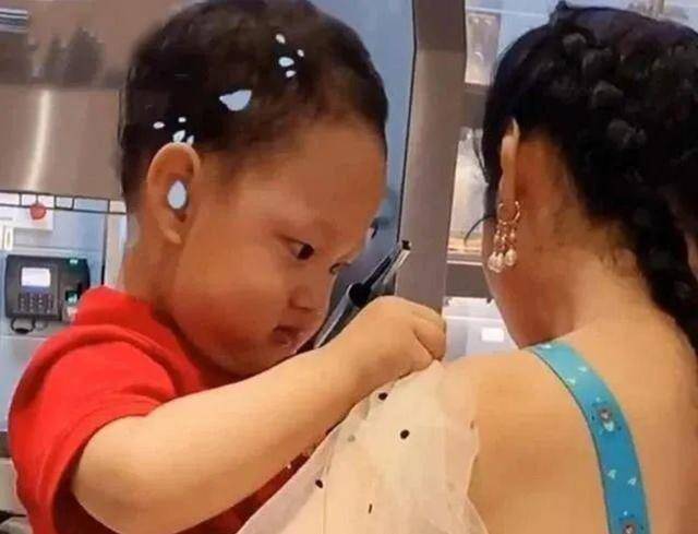 Nắng nóng, mẹ mặc áo hở lưng cùng con đi ra ngoài, hành động đáng yêu của em bé khiến người xung quanh bật cười - 3