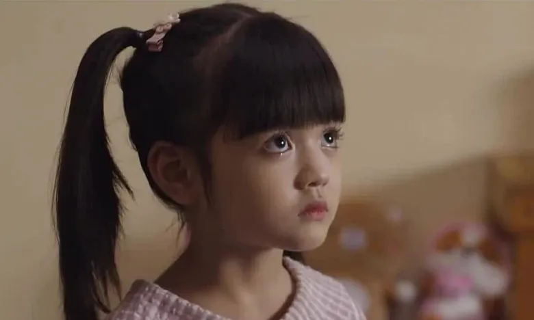 Khi đóng phim hoặc đi ra ngoài, bé Cherry thường tự che mờ vết bớt trên má.