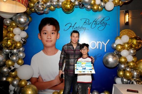Lệ Quyên làm sinh nhật đầy xa hoa cho con trai ở nhà hàng: Bàn tiệc dài kín phòng, 2 chiếc bánh kem cầu kì - 14