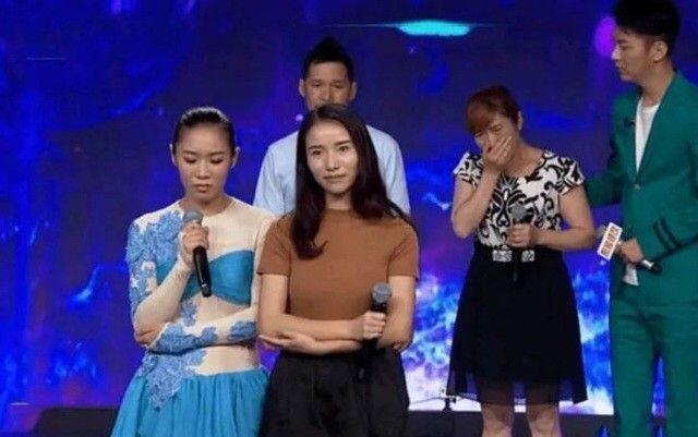 Bố mẹ ruột Tinh Tinh khóc ân hận khi tham gia chương trình.