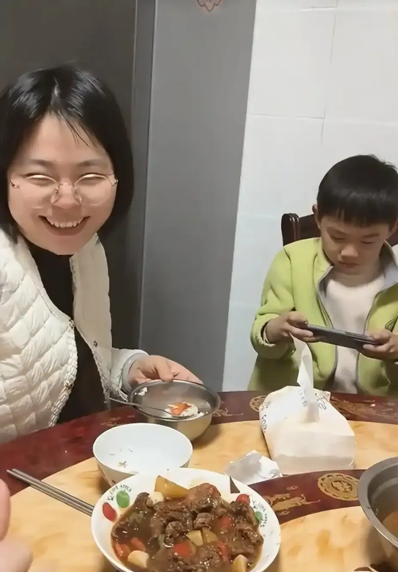 Con học lớp 3 vẫn cầm điện thoại chơi game để mẹ đút cơm: Là amp;#34;yêu conamp;#34; hay amp;#34;làm hưamp;#34; đứa trẻ? - 3
