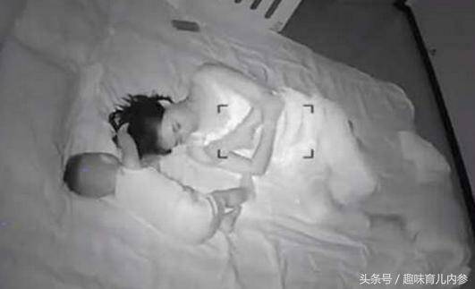 Người mẹ biết con mình thức giấc nhưng cô không đủ sức để dậy bế con.