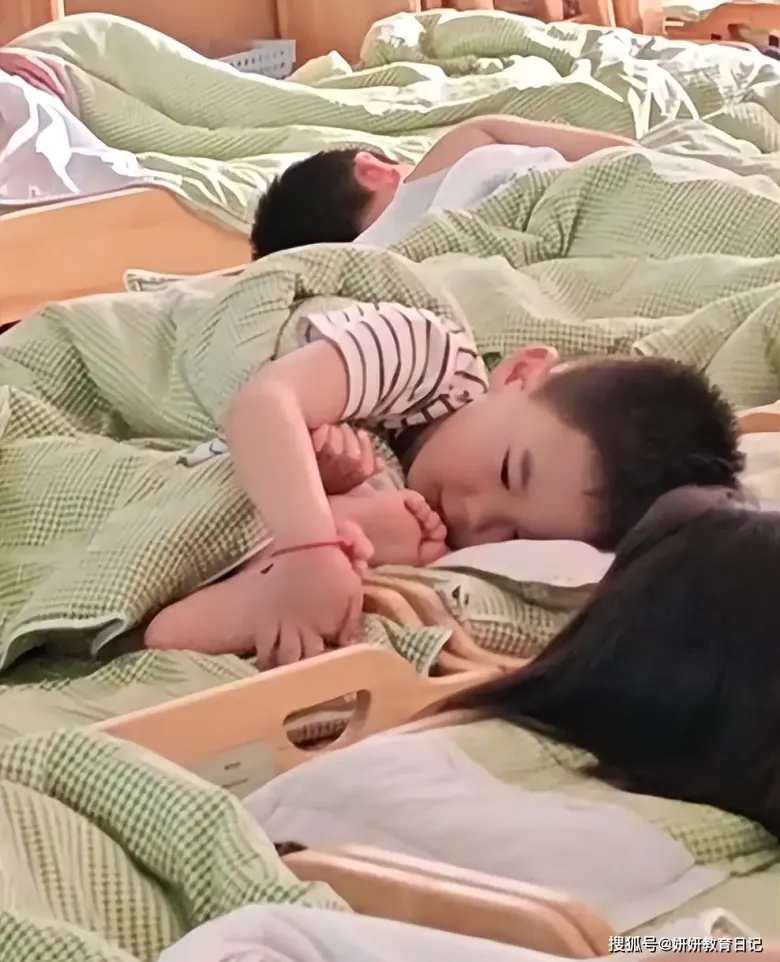 Sau đó lấy tay ôm lấy chân bạn.
