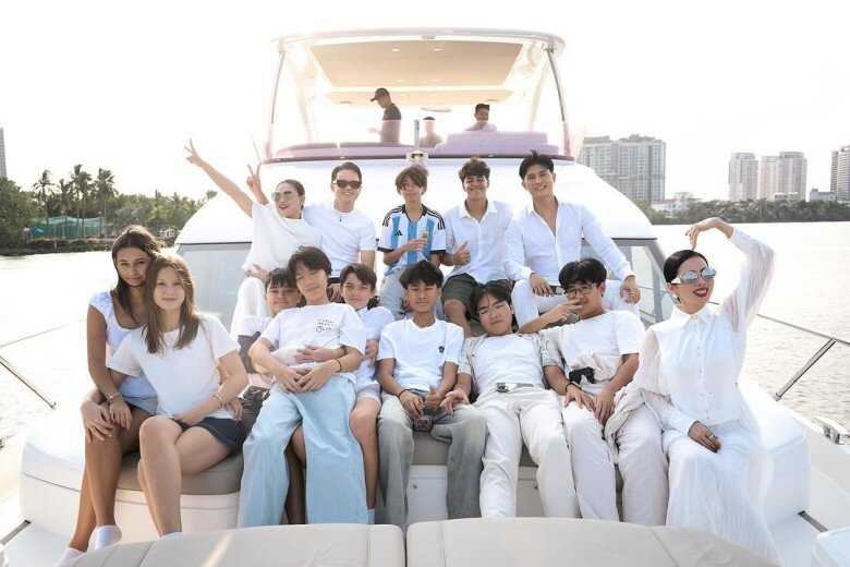 Lệ Quyên làm sinh nhật đầy xa hoa cho con trai ở nhà hàng: Bàn tiệc dài kín phòng, 2 chiếc bánh kem cầu kì - 12