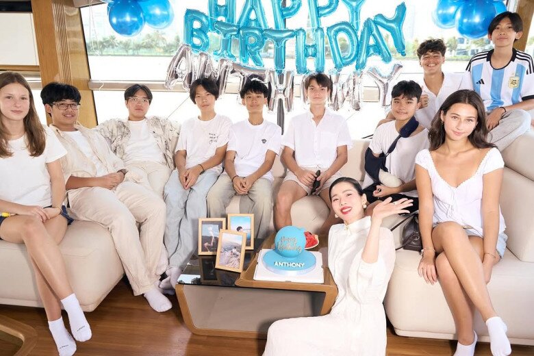 Lệ Quyên làm sinh nhật đầy xa hoa cho con trai ở nhà hàng: Bàn tiệc dài kín phòng, 2 chiếc bánh kem cầu kì - 11