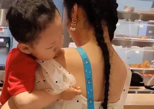 Nắng nóng, mẹ mặc áo hở lưng cùng con đi ra ngoài, hành động đáng yêu của em bé khiến người xung quanh bật cười - 4