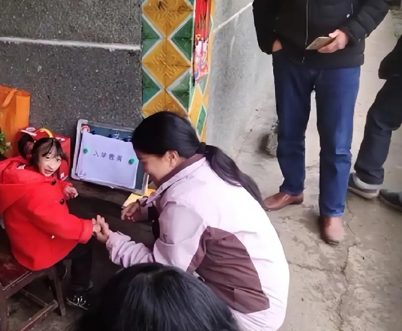 Sinh con có ngoại hình khác lạ được hỏi mua với giá 200 triệu, người mẹ nghèo quyết giữ con và hạnh phúc sau 17 năm - 8