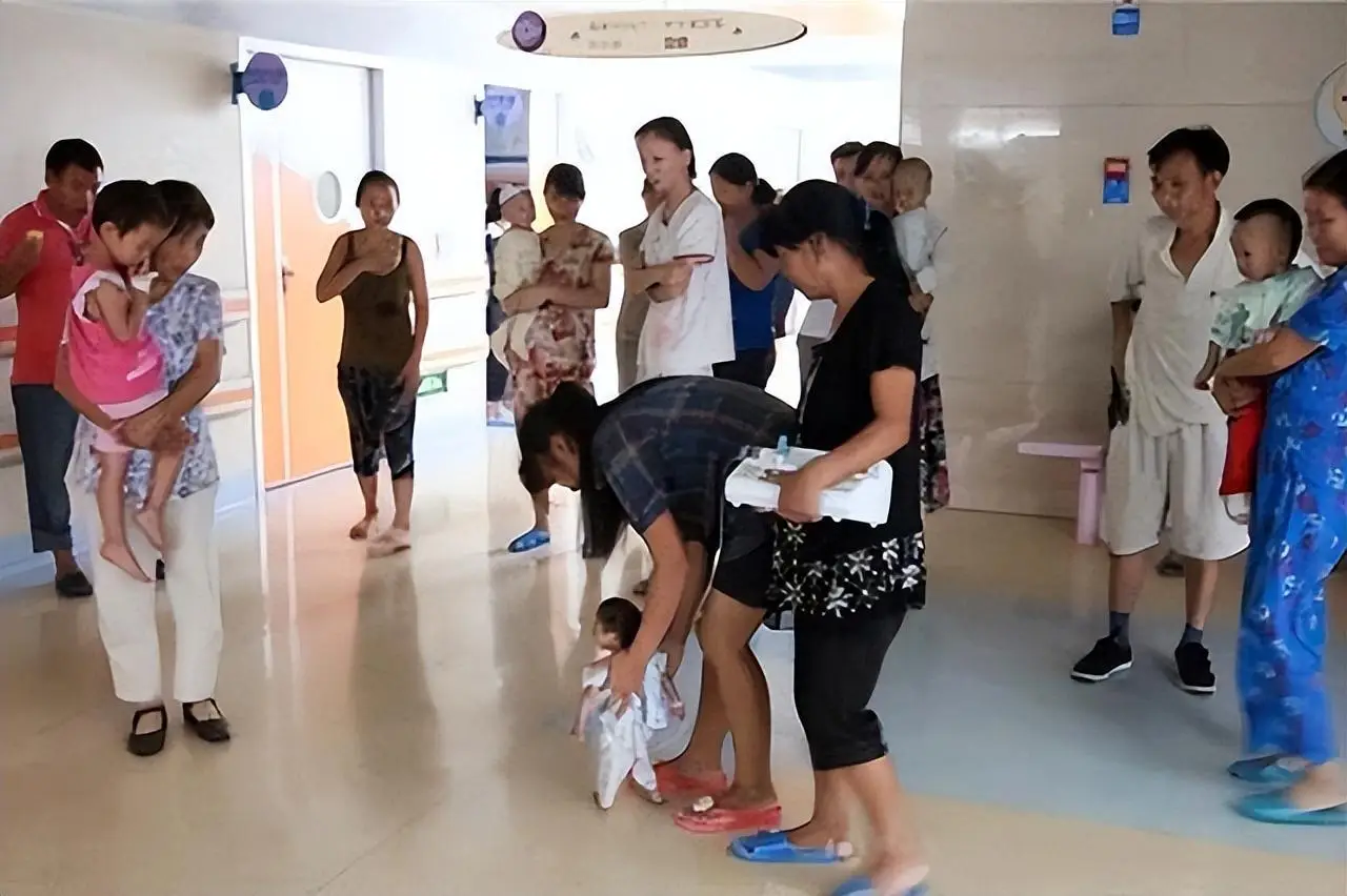 Sinh con có ngoại hình khác lạ được hỏi mua với giá 200 triệu, người mẹ nghèo quyết giữ con và hạnh phúc sau 17 năm - 6