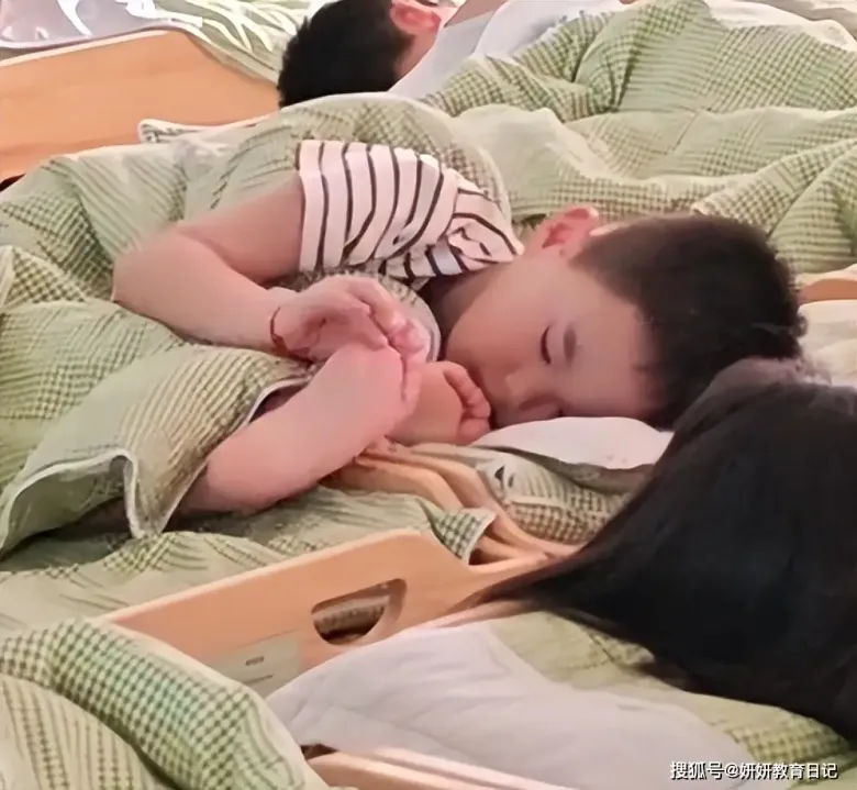 Thỉnh thoảng lại nghịch từng ngón chân nhưng cô bạn cũng không phản ứng gì.