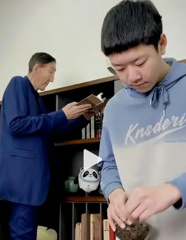 Cãi lời bác sĩ, thiếu nữ có bầu với ông lão amp;#34;khổng lồamp;#34; 56 tuổi, giờ nhìn con trai 17 tuổi ai cũng xuýt xoa - 8