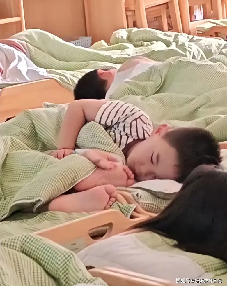 Cậu bé nằm úp mặt vào bàn chân bạn.