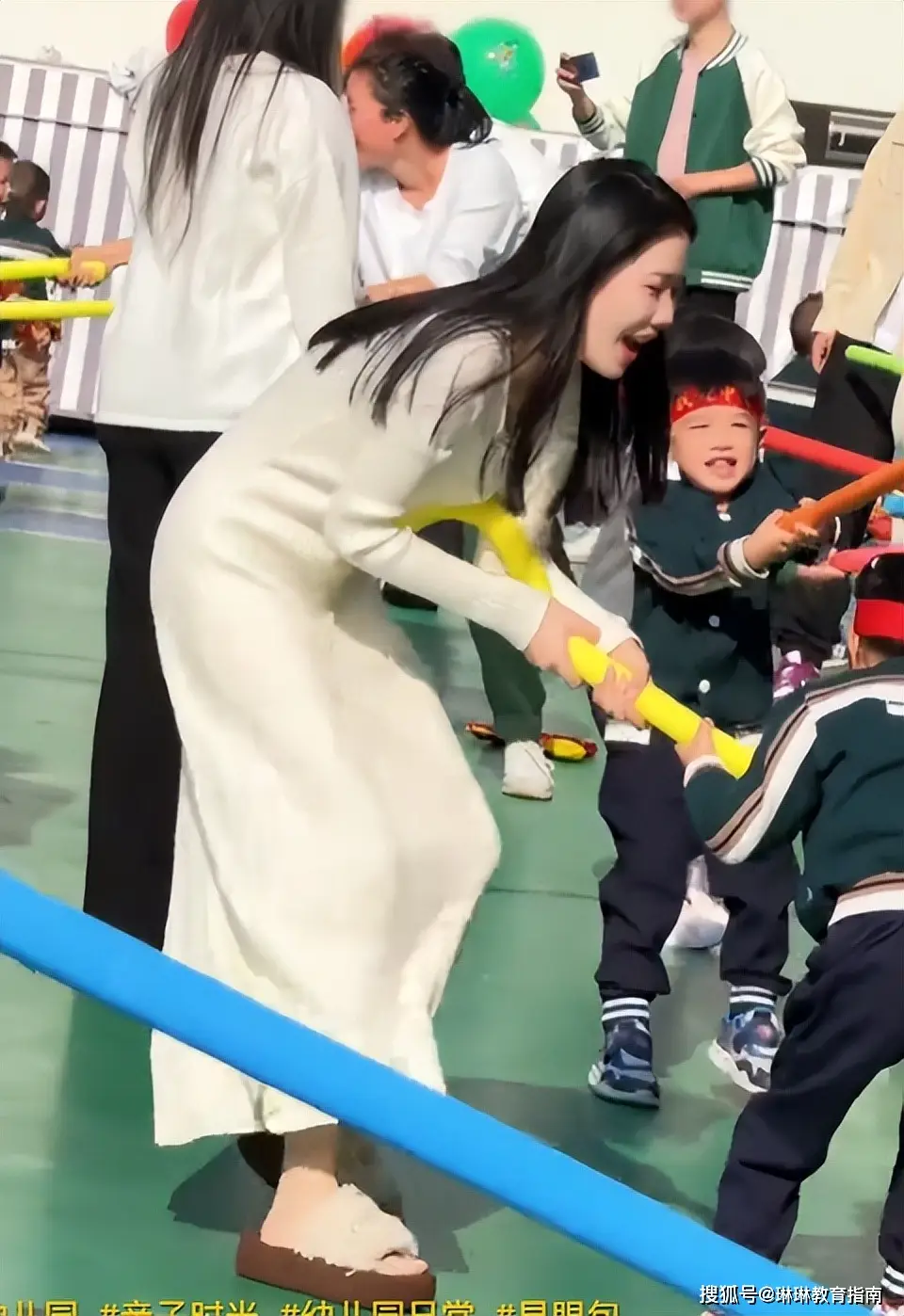 Bà mẹ gây tranh cãi khi mặc quá đẹp đến trường của con, giáo viên: amp;#34;Chúng tôi thường ghét nhất kiểu người như vậy!amp;#34; - 4