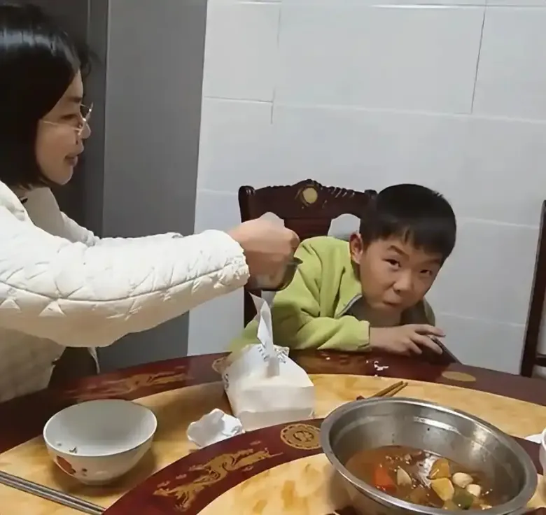 Con học lớp 3 vẫn cầm điện thoại chơi game để mẹ đút cơm: Là amp;#34;yêu conamp;#34; hay amp;#34;làm hưamp;#34; đứa trẻ? - 4