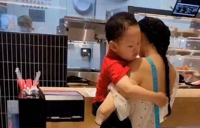 Nắng nóng, mẹ mặc áo hở lưng cùng con đi ra ngoài, hành động đáng yêu của em bé khiến người xung quanh bật cười - 2