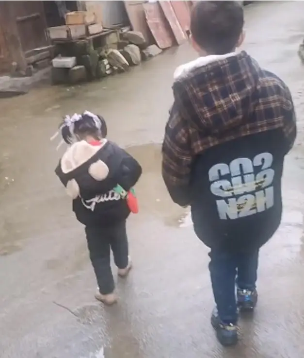 Sinh con có ngoại hình khác lạ được hỏi mua với giá 200 triệu, người mẹ nghèo quyết giữ con và hạnh phúc sau 17 năm - 10