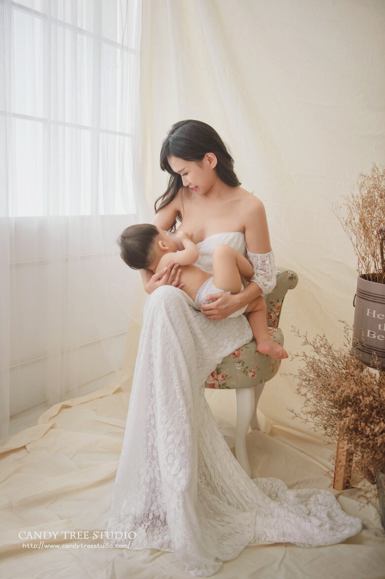 Khoảnh khắc đẹp nhất trong ngày chụp ảnh cưới của tôi chính là được cho con bú. Tôi thấy nó là việc làm hàng ngày nhưng sao hôm nay lạ lắm.