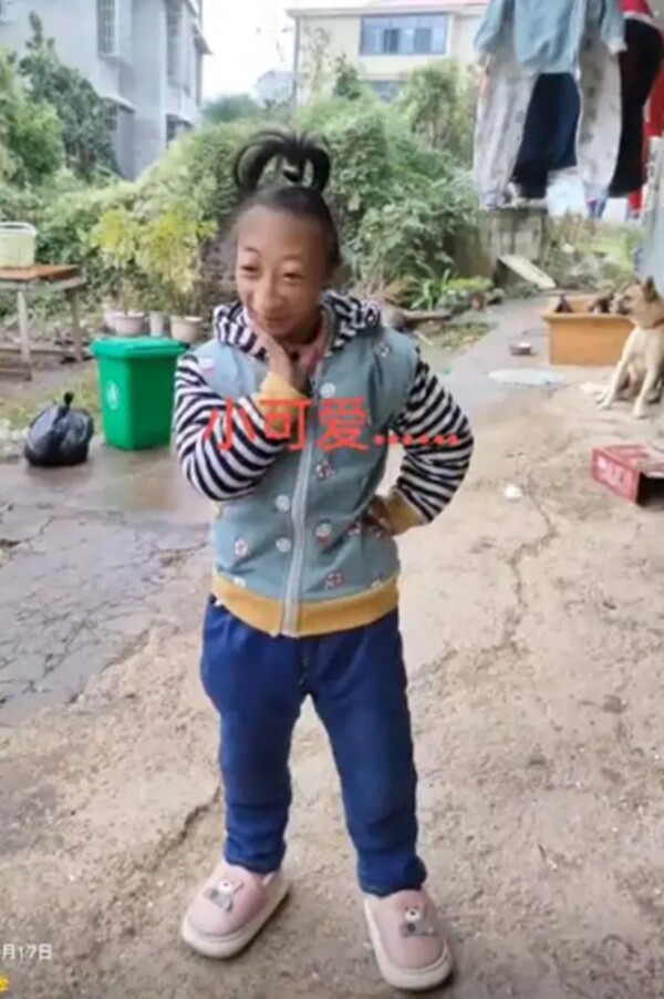 Sinh con có ngoại hình khác lạ được hỏi mua với giá 200 triệu, người mẹ nghèo quyết giữ con và hạnh phúc sau 17 năm - 11