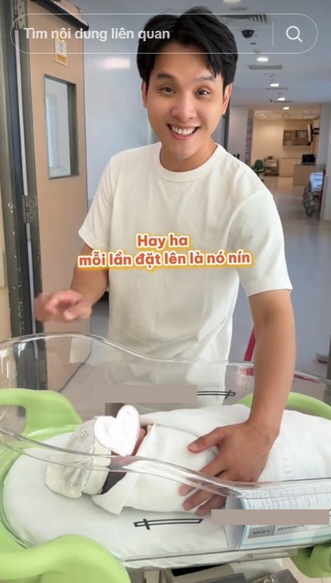 Chồng Á hậu Chế Nguyễn Quỳnh Châu cẩn thận xem hình trên điện thoại trước khi nhận con từ điều dưỡng bệnh viện - 4