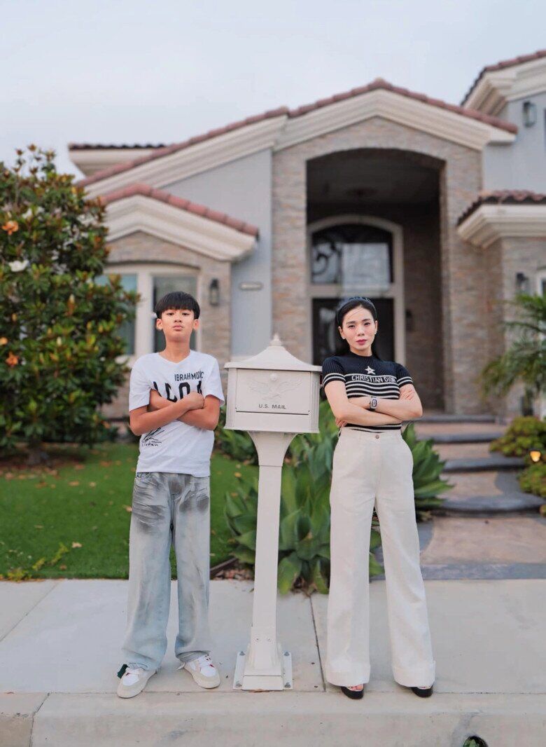 Lệ Quyên làm sinh nhật đầy xa hoa cho con trai ở nhà hàng: Bàn tiệc dài kín phòng, 2 chiếc bánh kem cầu kì - 17