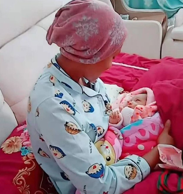Khoảnh khắc người mẹ bế con sơ sinh lan truyền mạng xã hội.