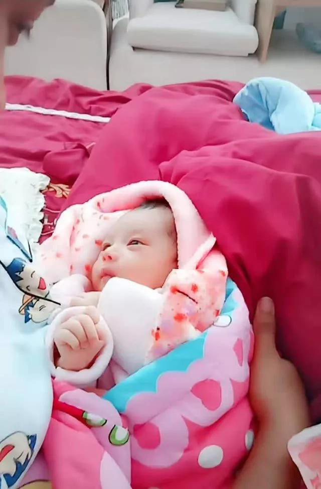 Diện mạo xinh xắn của em bé khiến ai cũng phải khen ngợi.