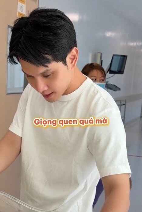 Chồng Á hậu Chế Nguyễn Quỳnh Châu cẩn thận xem hình trên điện thoại trước khi nhận con từ điều dưỡng bệnh viện - 5