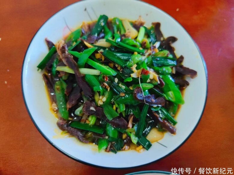 Mẹ chồng nấu cơm thịnh soạn 4 món cho con dâu mang bầu, nhìn kĩ từng món nhiều người lo - 4