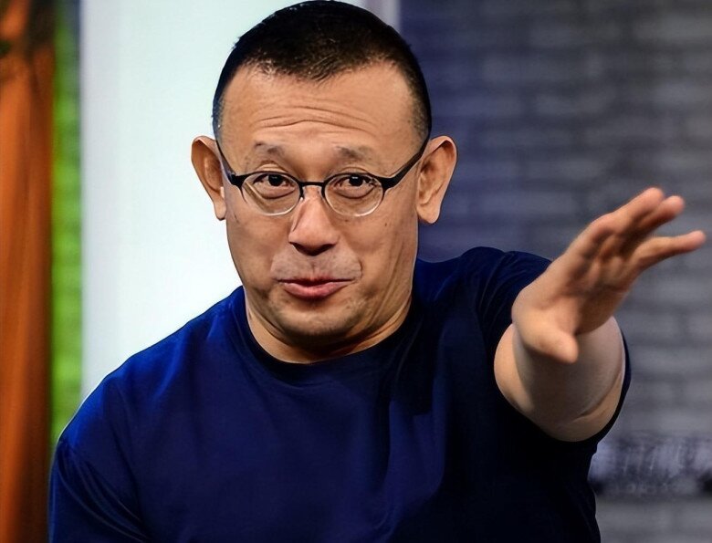 Khương Văn lúc trẻ và hiện tại có ngoại hình bình thường.