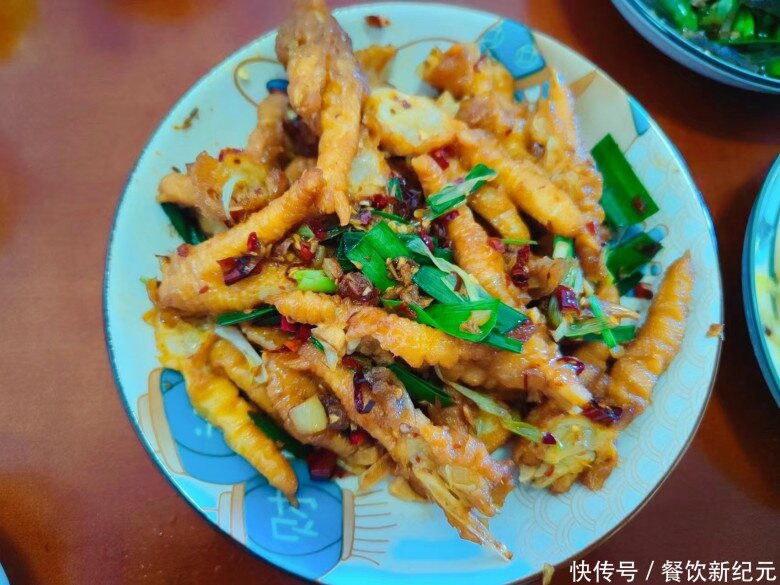 Mẹ chồng nấu cơm thịnh soạn 4 món cho con dâu mang bầu, nhìn kĩ từng món nhiều người lo - 3