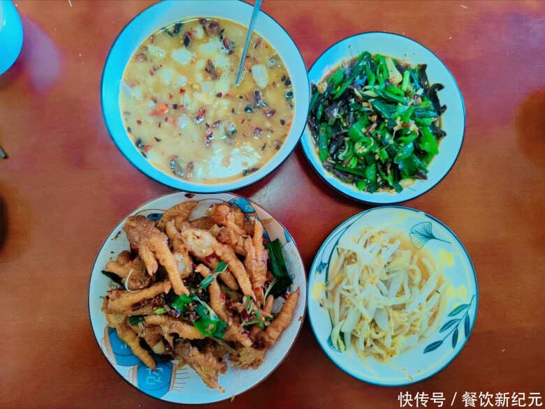 Mẹ chồng nấu cơm thịnh soạn 4 món cho con dâu mang bầu, nhìn kĩ từng món nhiều người lo - 1